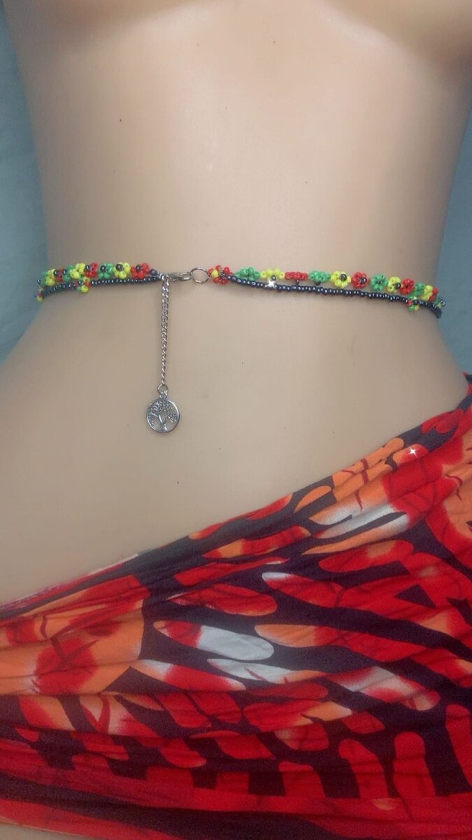 Chaîne de taille fleurie