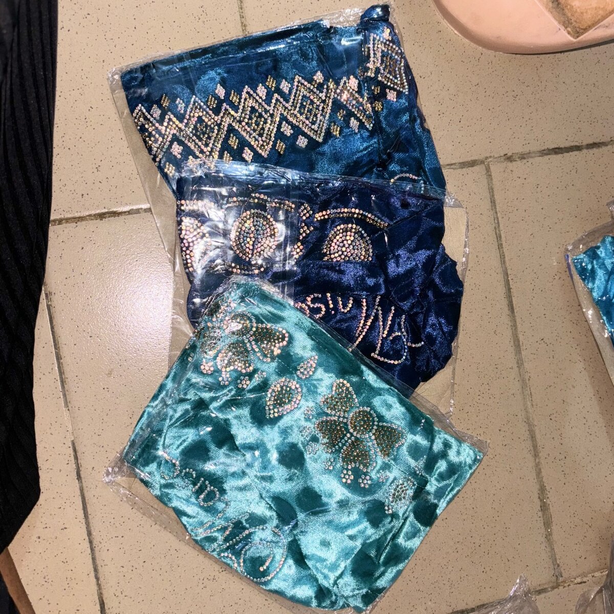 Bonnet en satin décoratif