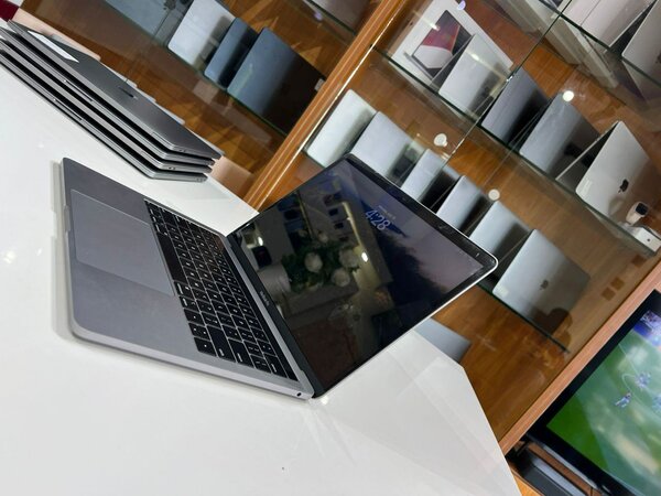 MACBOOK PRO