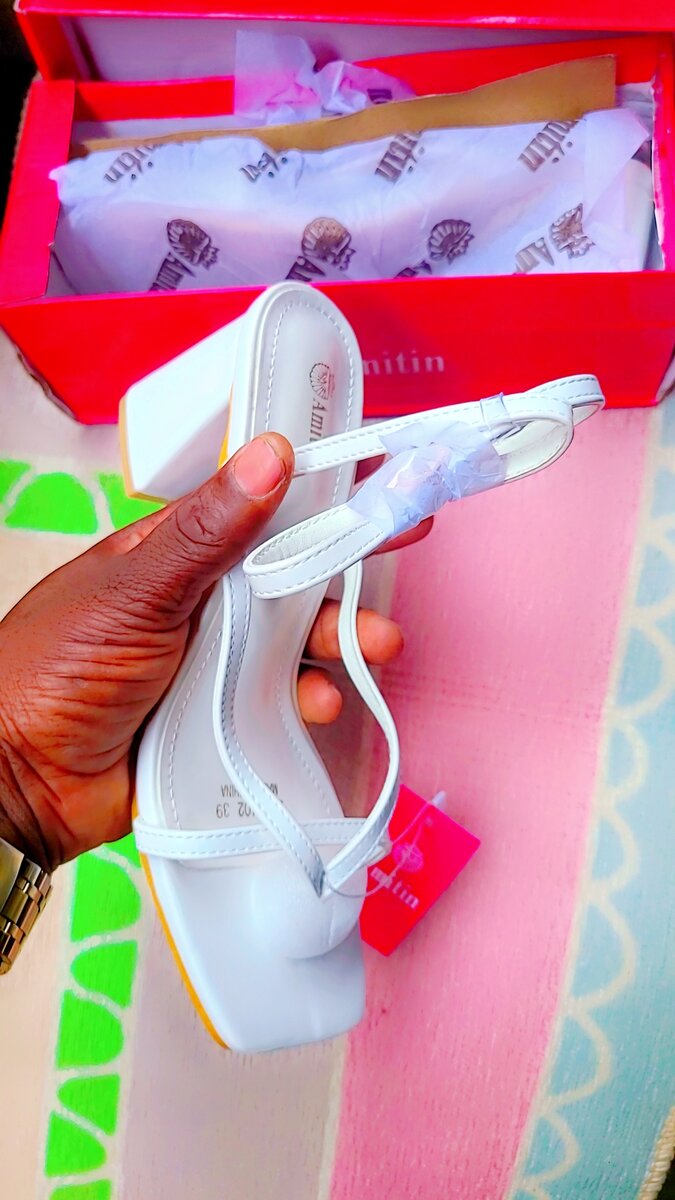 Sandales à talons blancs élégantes