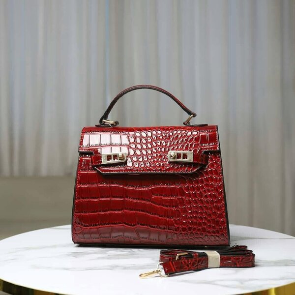 Sac à main en cuir croco élégant