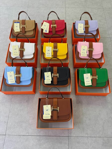 Sac à main en cuir coloré