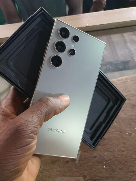 Batterie, chargeur, écrans, bars de charge.