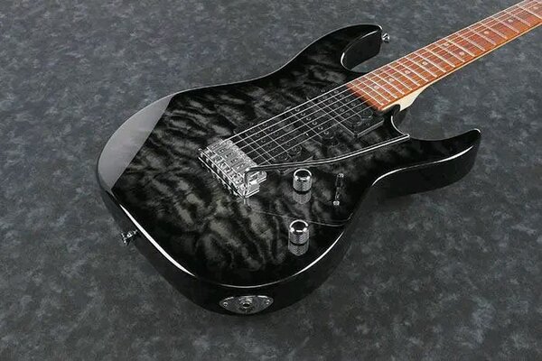 Guitare électrique élégante noire