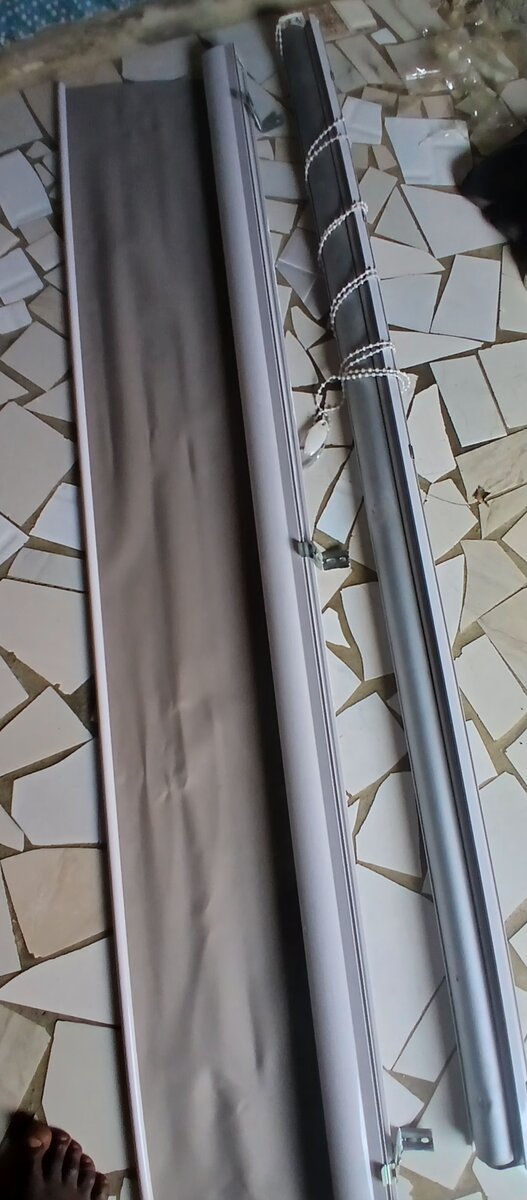 Store enrouleur occultant gris