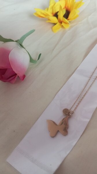 Collier papillon doré élégant