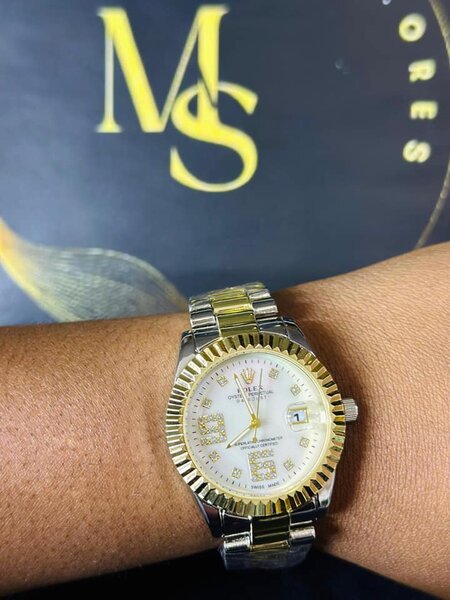 Women's wristwatch with metal bracelet