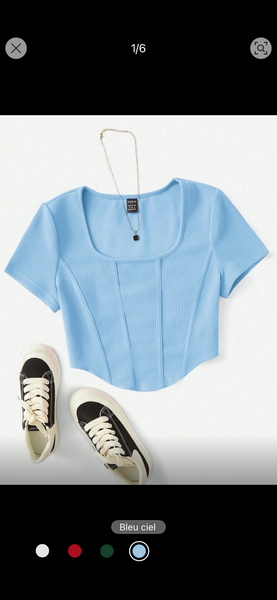 Top bleu ciel court élégant