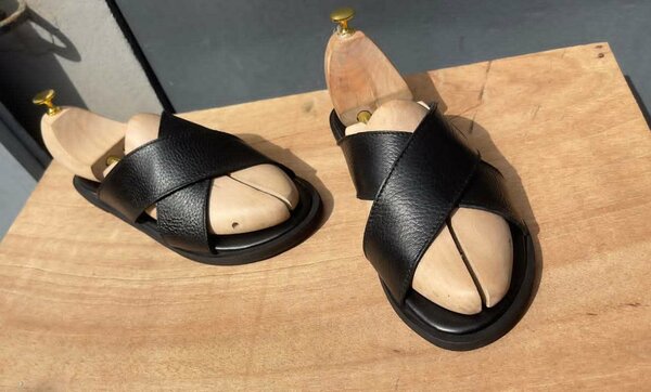 Sandales en cuir élégant homme