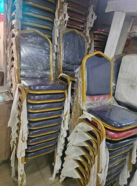 Chaises empilables de banquet