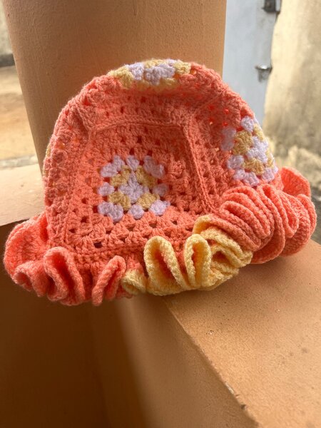 Chapeau crocheté coloré