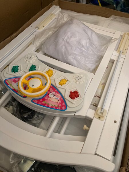 Lit de bébé en bois