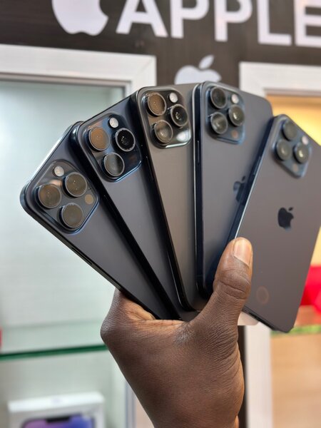 iPhone 15pro Max 256go couleur bleu avec leur carton garanti