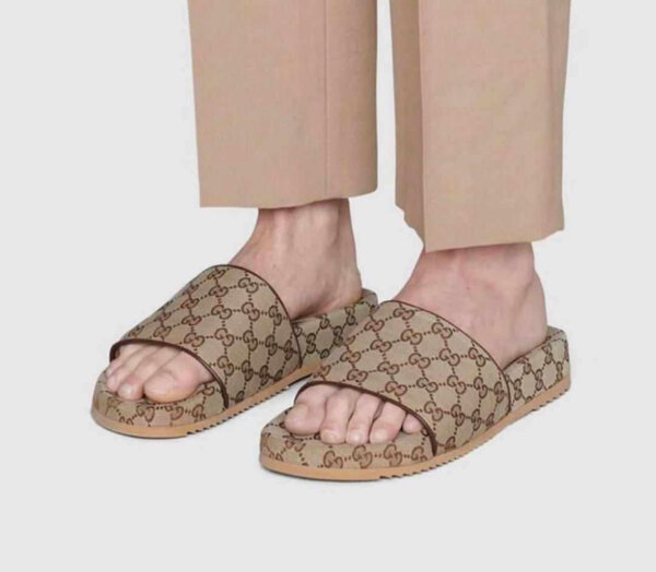 HERMÈS, GUCCI, BURBERRY, ET BIEN D´AUTRES SANDALES.