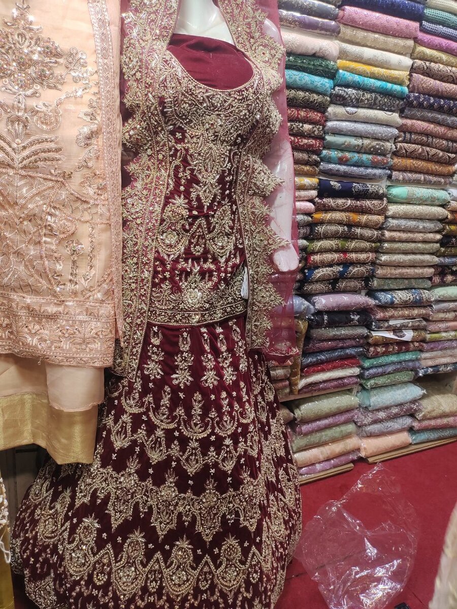 Bridal velvet Lehnga new UN Stich
