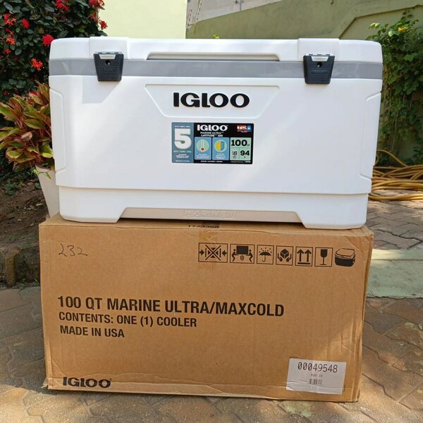 Igloo 100quart Maxcold cooler box Ice Chest