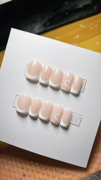 Press on nails