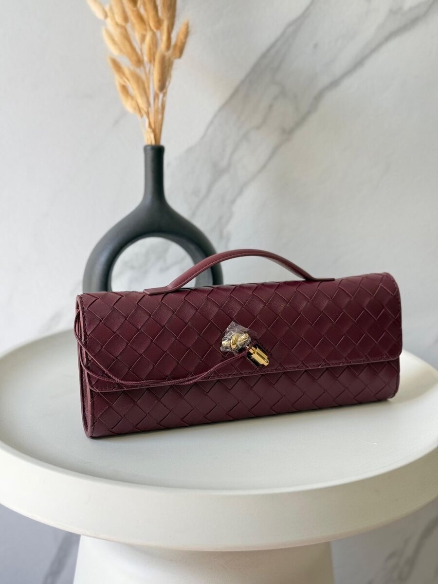 Pochette élégante en cuir tressé