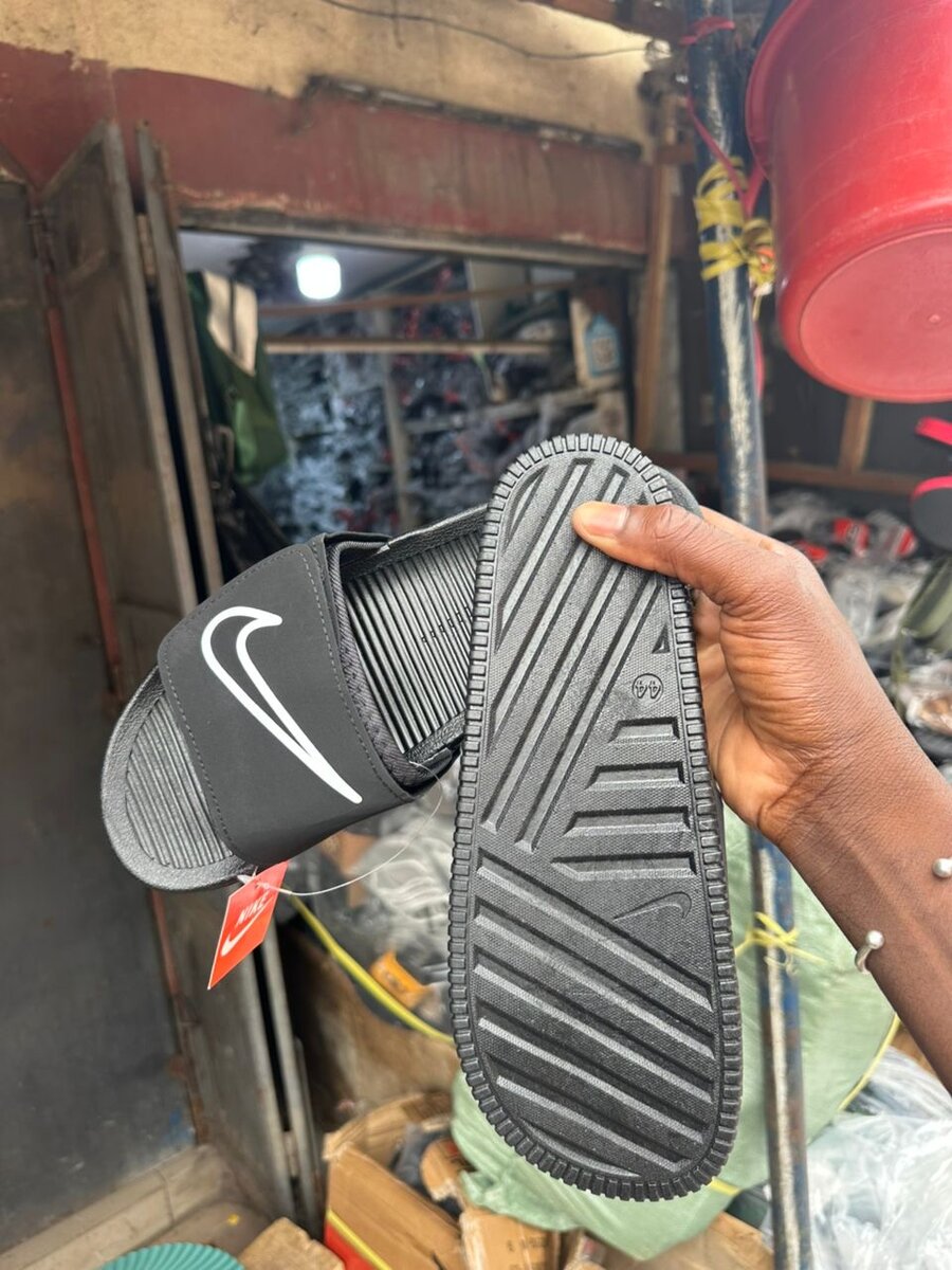 Claquettes Nike noires unisex