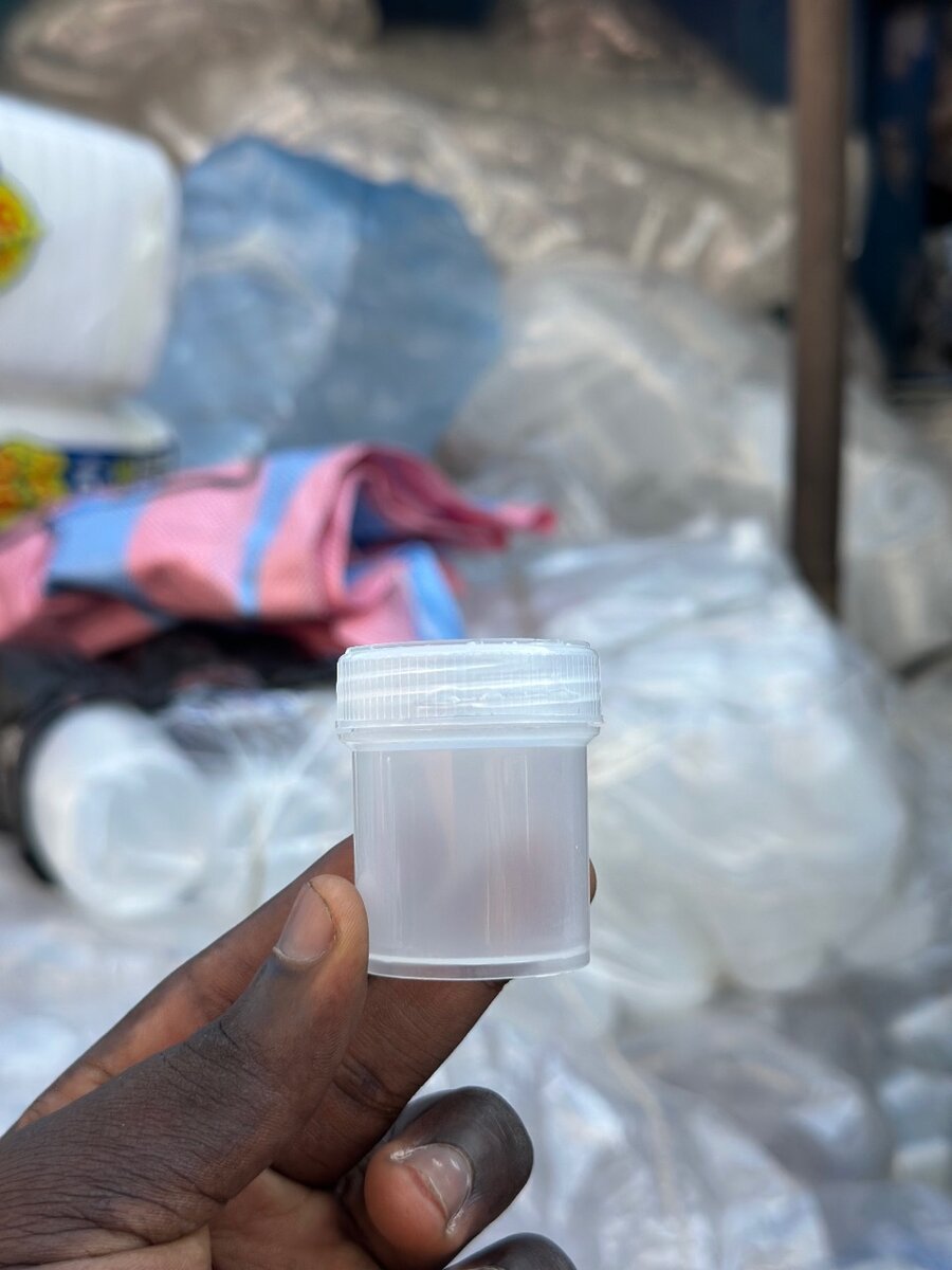 Conteneurs d'échantillons plas