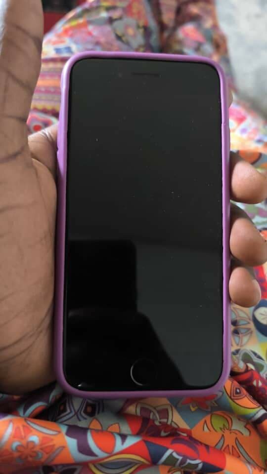 iPhone noir avec coque violette