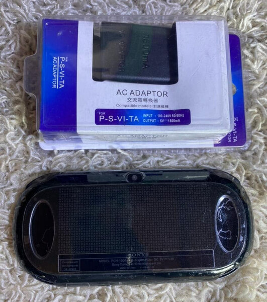 Console portable PS Vita avec adaptateur