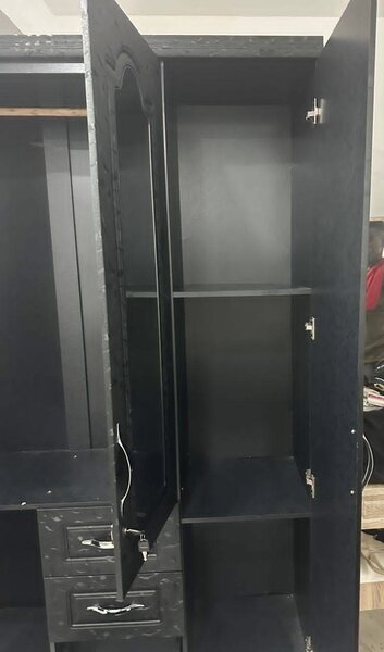 Armoire moderne avec miroir