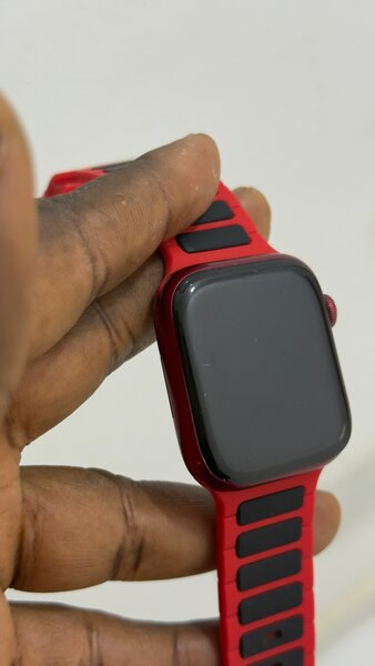 Montre connectée rouge élégante