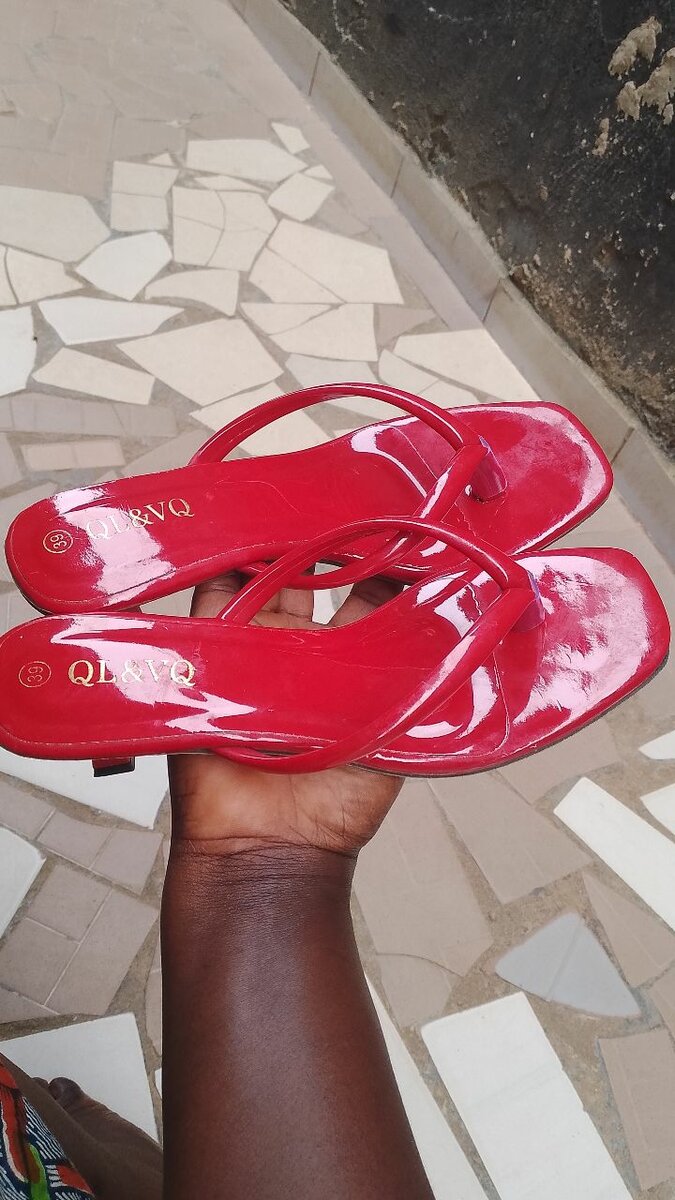 Sandales rouges brillantes