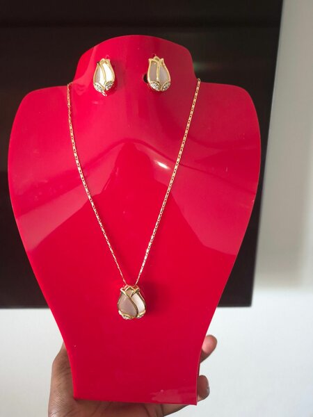 Elegant Pearl Necklace Set