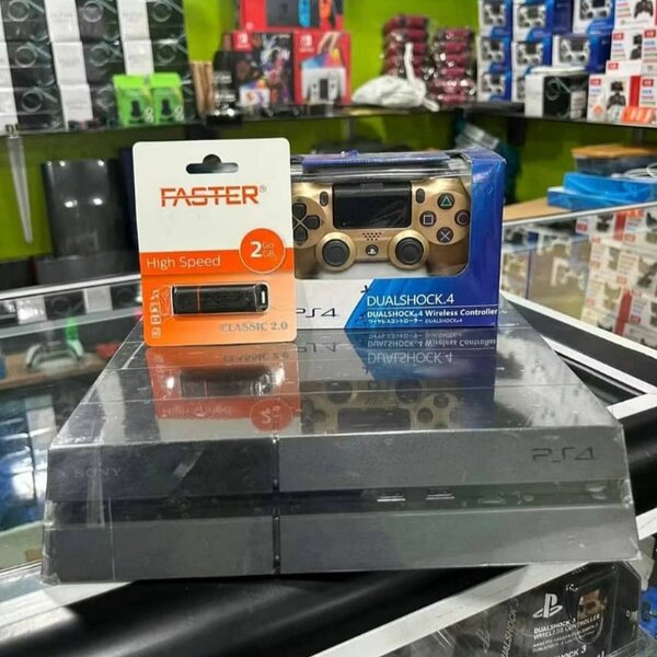 CONSOLE PS4 AVEC 2 MANETTES