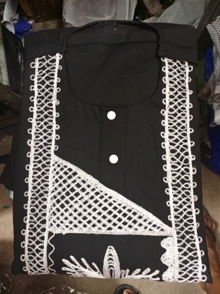 Tunique noire brodée élégant