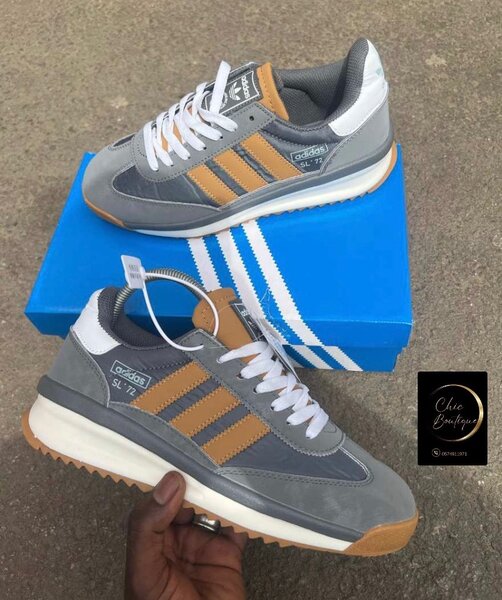 Basket Adidas avec carton