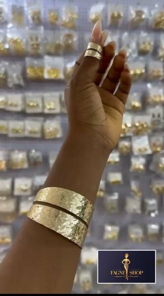 Bracelet et bague dorés élégants