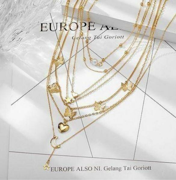 Colliers superposés dorés