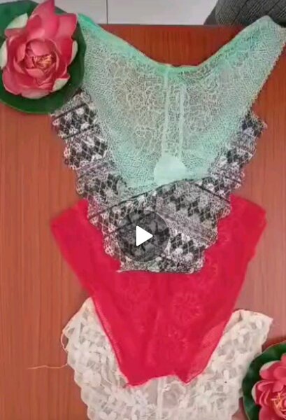 Culottes en dentelle colorée