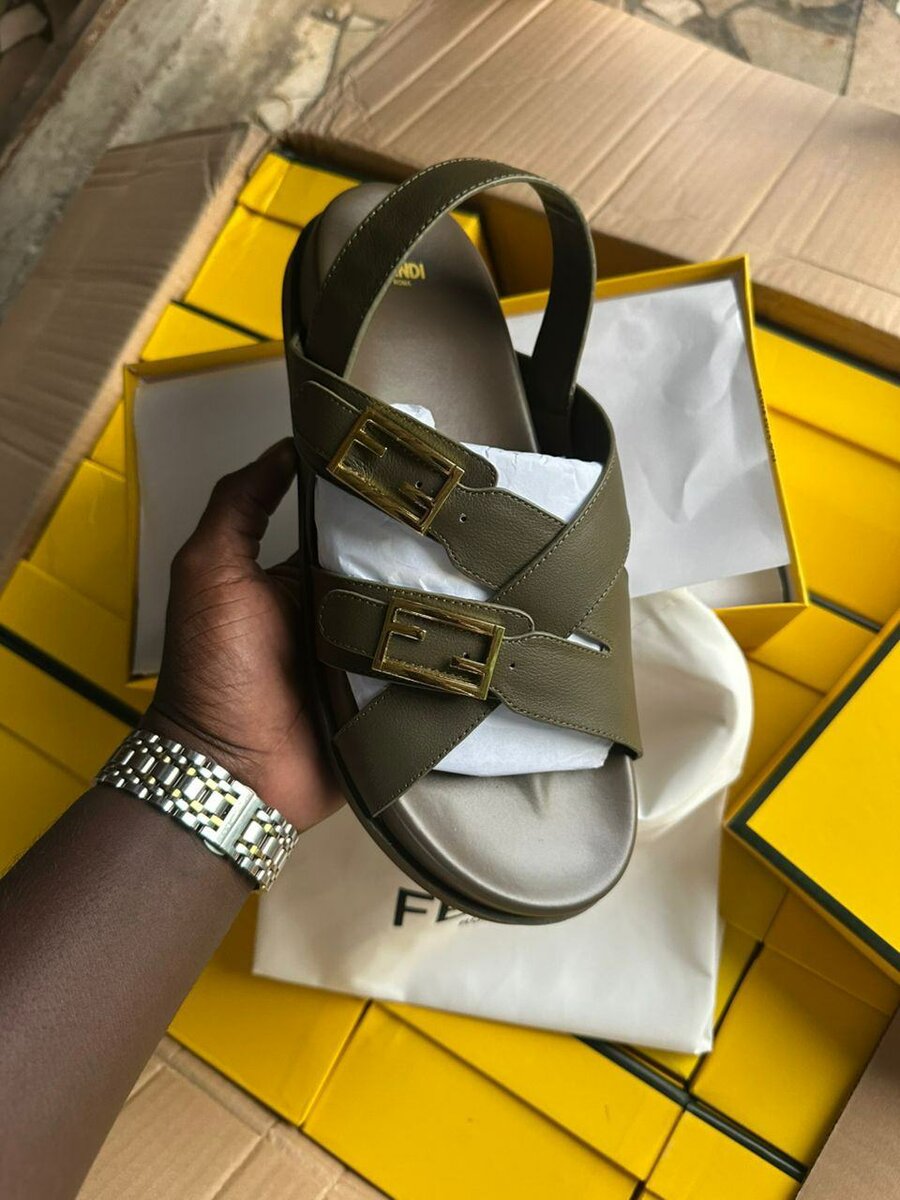 Sandales croisées pour homme