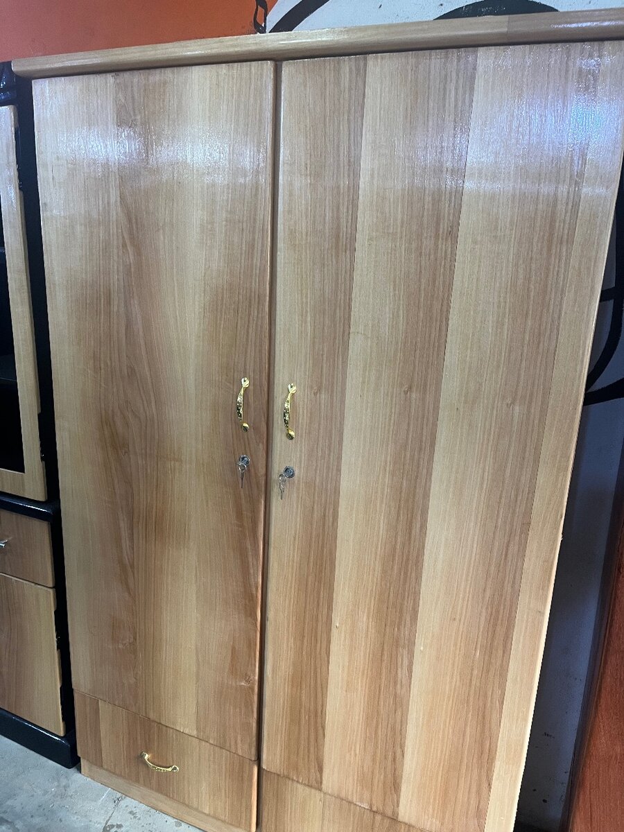 Armoire en bois avec tiroirs