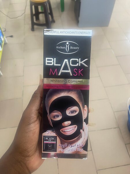 Masque noir de visage