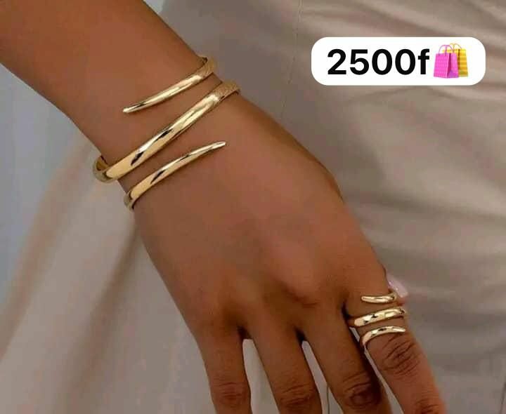 Bracelets et bagues dorées