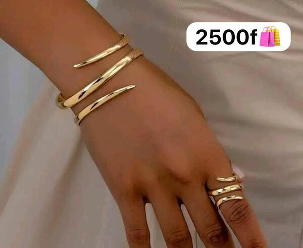 Bracelets et bagues dorées