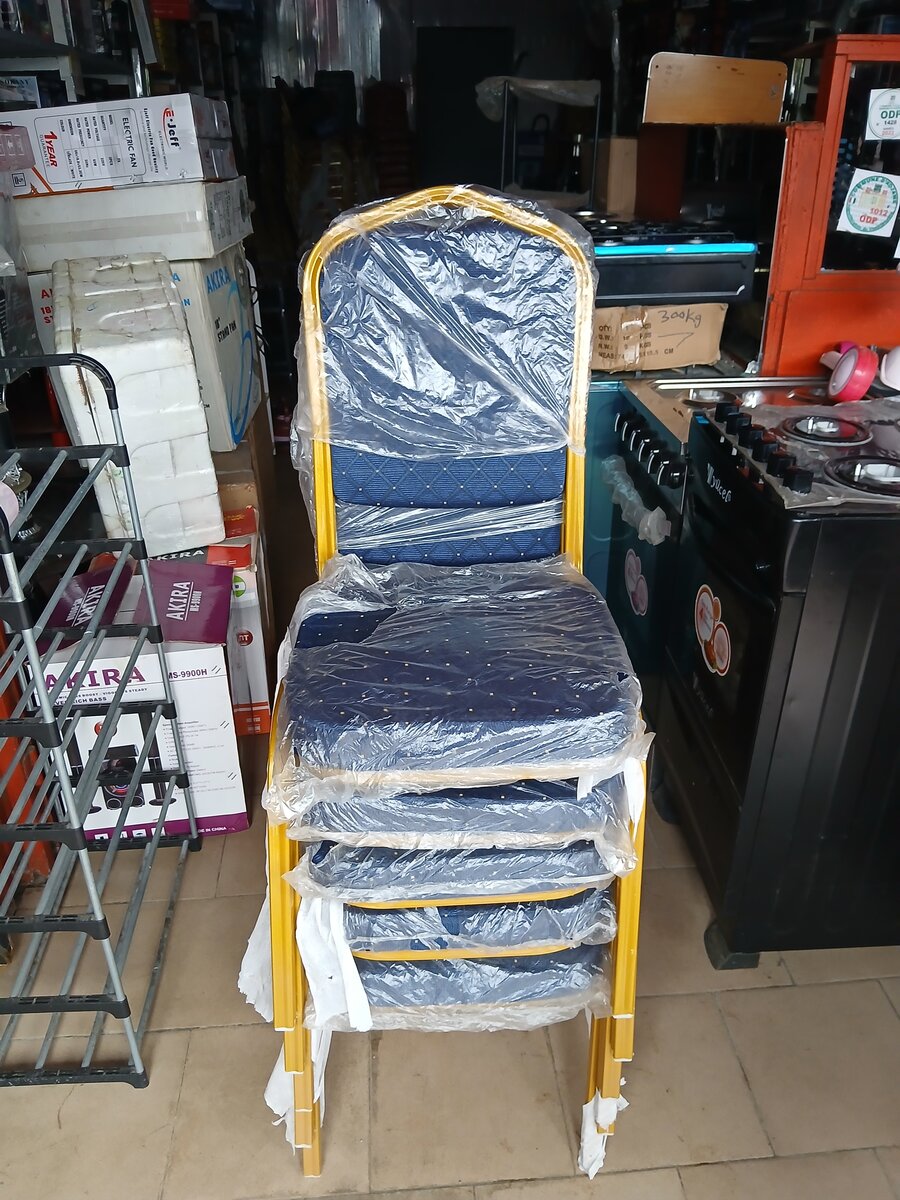 Chaises empilables rembourrées