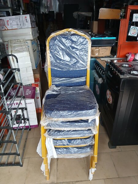 Chaises empilables rembourrées