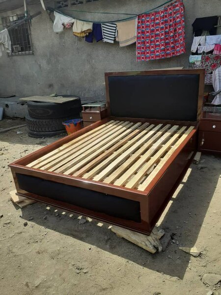 Lit double en bois élégant