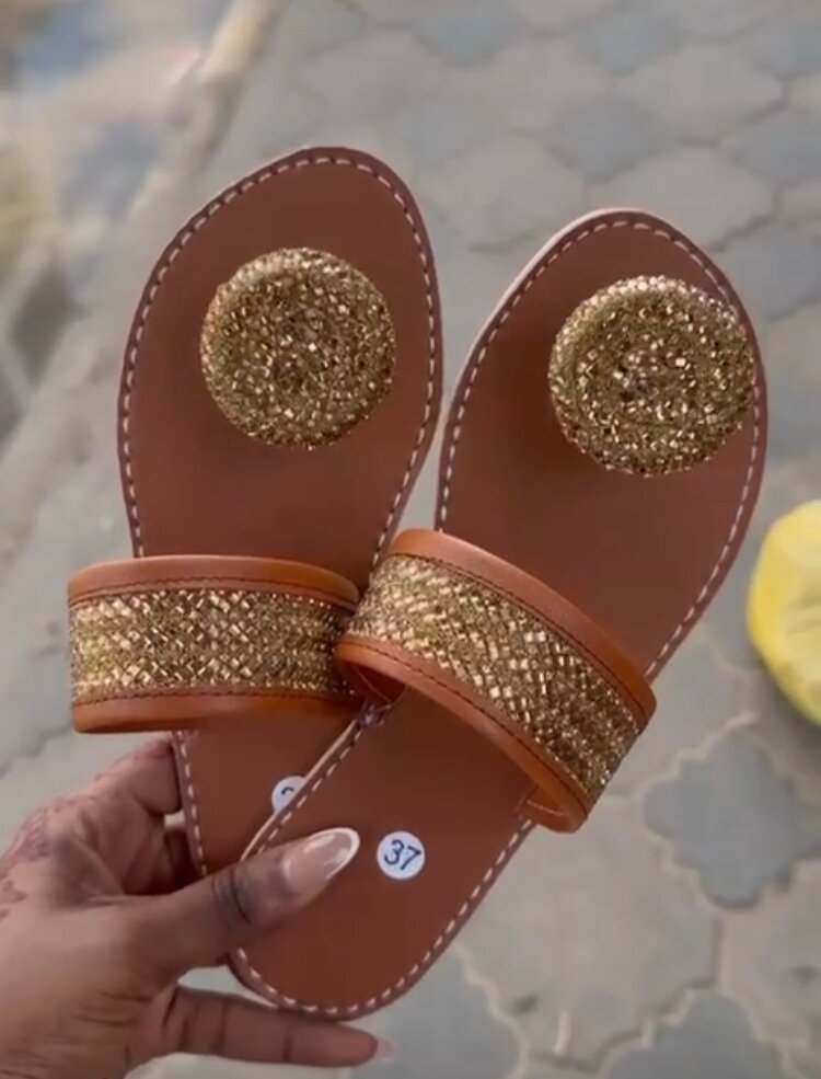 Sandales plates décoratives
