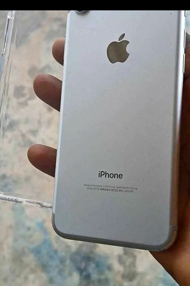 iPhone Argent avec Coque