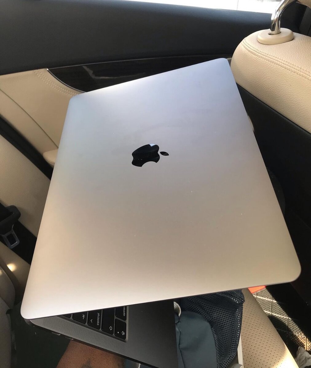 MacBook pro (13inches) 8GB 512GB SSD core i5