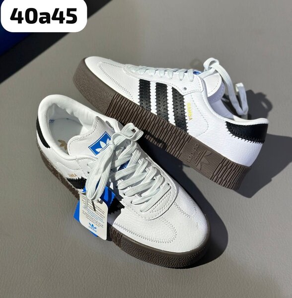 Baskets Adidas blanches classiques