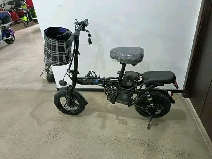 Vélo électrique pliant compact