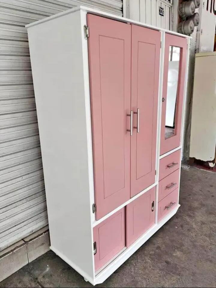 Armoire moderne avec étagères